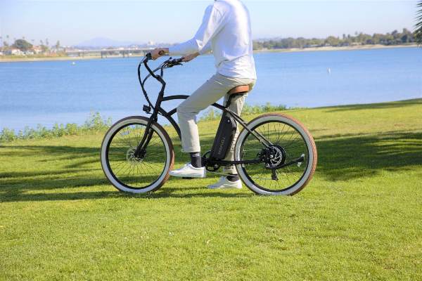 vélo électrique avec batterie sur tube de selle