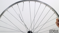 Changer le rayon d'une roue vélo, conseils et tuto étape par étape
