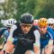 peloton qui fait du vélo avec des lunettes pour se protéger