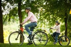 Papa et fils pour la fête des pères à vélo