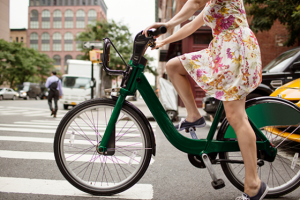 femme en mini jupe sur un velo