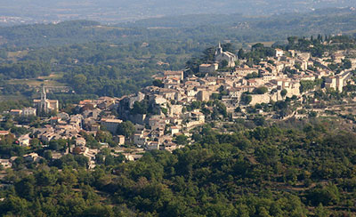 Le village de Bonnieux est une étape du tour du Luberon à vélo