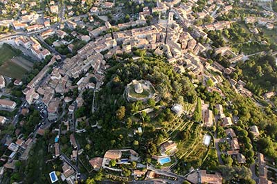 Forcalquier, au pied de la montagne de la Lure et des Alpes