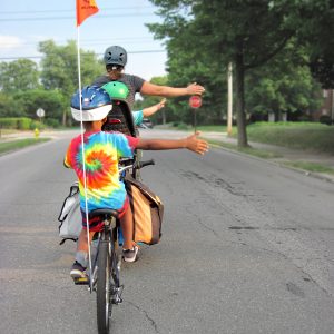 Enfant en vélo à une intersection