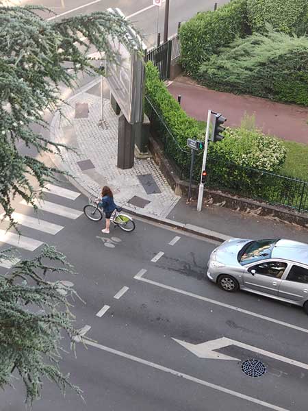 Un sas vélo pas très bien aménagé