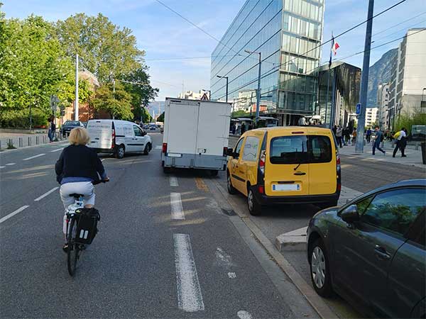 Un véhucle stationné sur la bande cyclable