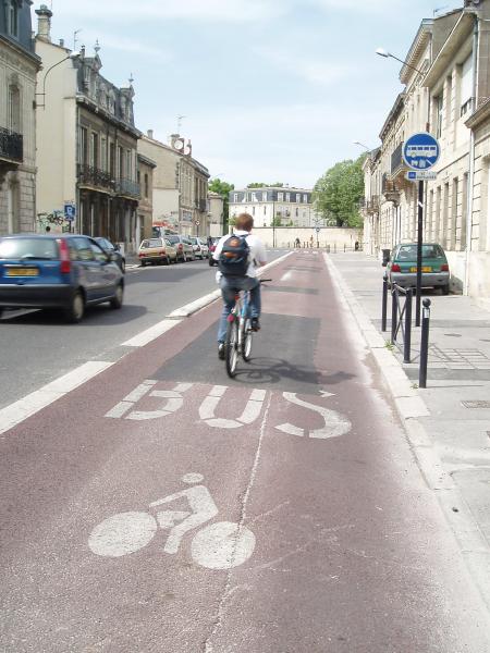 Couloir à autobus mentionnant la présence des cyclistes. Photo Ghislain Landreau