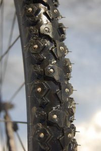 Des pneus clourés pour vélo pour pédaler plus facilement dans la neige