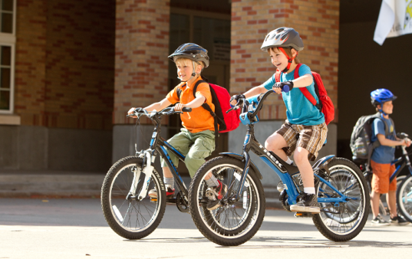 Enfant Faisant Du Vélo Dans Un Casque Enfant Faisant Du Vélo Dans Un Casque  De Protection Sécurité Sports Et Activités Pour Enfants