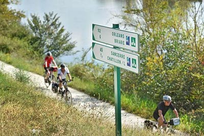 Cyclotouristes sur La Loire à Vélo, à Châtillon-sur-Loire