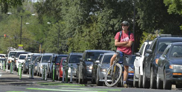 Un cycliste qui patiente dans les bouchons