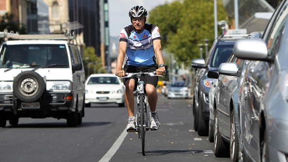 Un cycliste qui double par la gauche