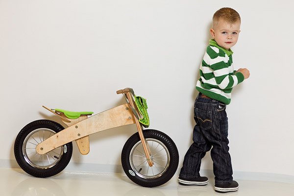 Cadeau vélo écolo, la draisienne DipDap en bois pour les enfants