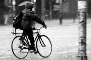 faire du vélo sous la pluie