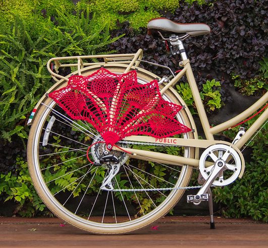 Le pare-jupe est un accessoire de sécurité utile et très pratique à vélo