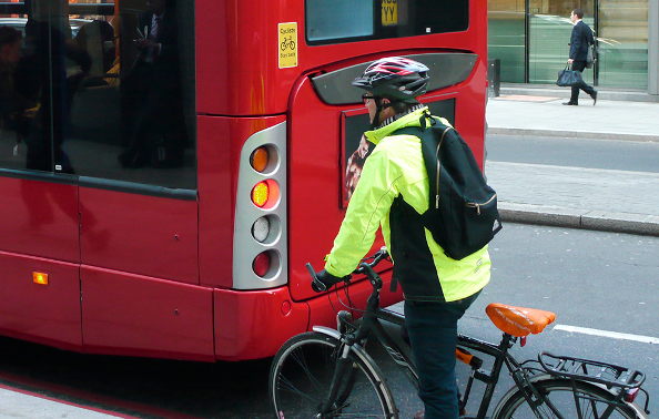 Comment rouler à vélo en sécurité avec les bus et camions