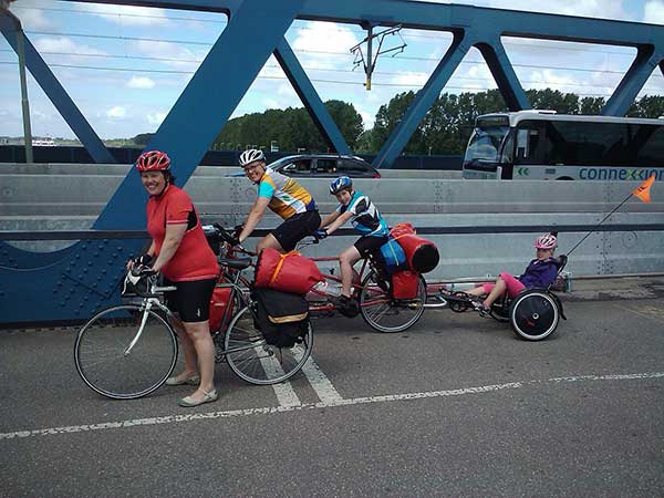 La remorque vélo à pédales, une solution idéale pour un cyclovoyage