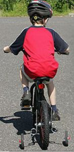 Enfant sur roues stabilisatrices vélo