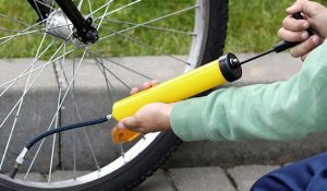 Bien entretenir son vélo : gonfler ses pneus