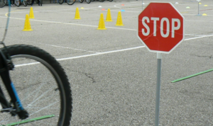 velo-panneau-stop-code-de-la-route