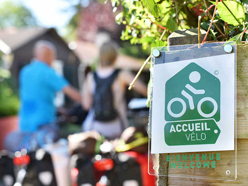 Des voyageurs dans un établissement du label Accueil Vélo