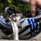 Casque vélo tombé qu'il faut changer.