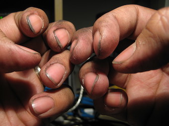 Graisse et cambouis sous les ongles d'un mécanicien