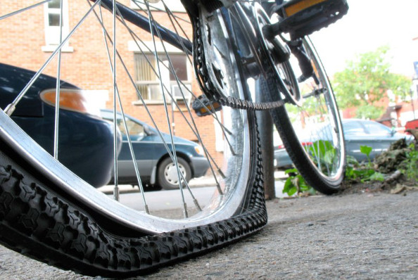 Colle De Réparation De Crevaison Appliquée Sur Un Pneu De Vélo Endommagé  Créée Avec Une Ia Générative