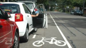 Une portière qui s'ouvre en pleine piste cyclable