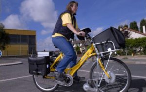 La poste investit dans les VAE