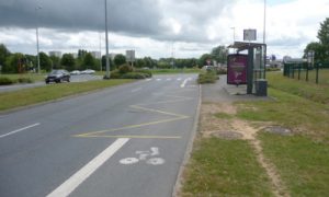 L’arrêt de bus de part et d’autre de la piste