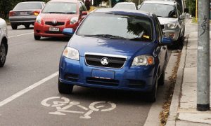 Voiture garé sur une piste cyclable