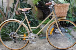 Vélo vintage avec accessoires