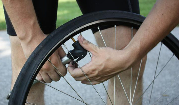 Comment gonfler un pneu vélo, toutes les étapes essentielles