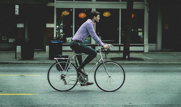 Les habitudes rigolotes des cyclistes urbains en gifs animés