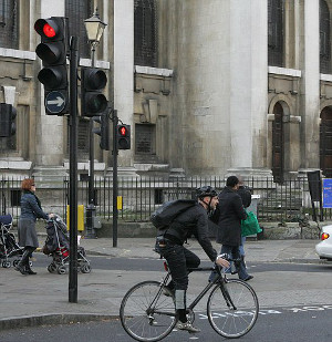 Passage des cyclistes au feu rouge