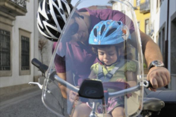 Le pare brise vélo : avantages de la protection pluie pour siège