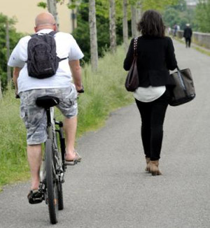 À vélo, priorité piétons !