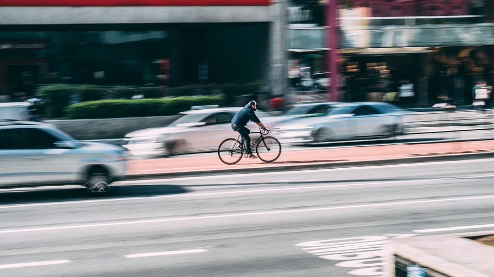 Faire du vélo électrique en ville a de nombreux avantages