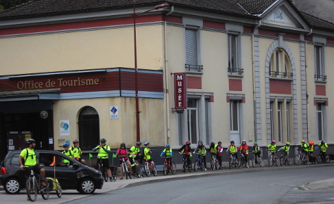 Les élèves en voyage à vélo direction Chambod Les collégiens voyagent à vélo à Chambod