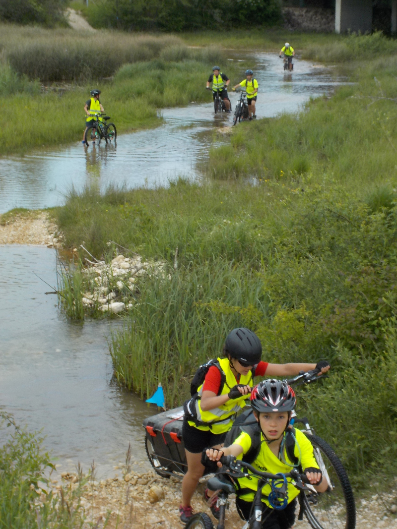 Les aléas du voyage à vélo De Chambod à Chambord Traversée d'un ruisseau pour les collégiens de l'Albarine