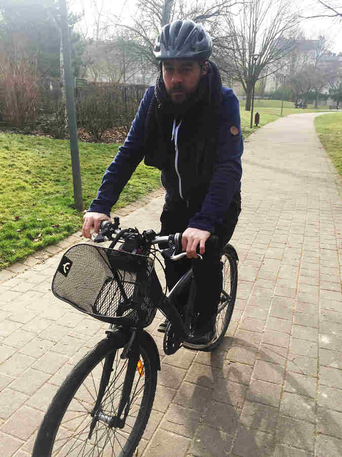 Tristan Blanchard se rend au travail à vélo