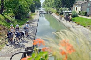 Au bord du Canal de Garonne à l'écluse de Lagruère 