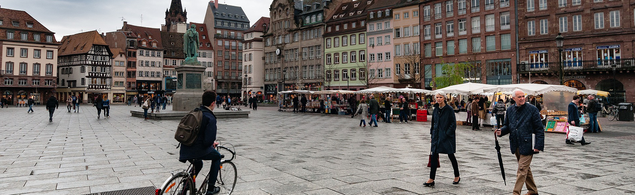 Place Kléber, un cycliste s'apprêt à faire une infraction vélo à Strasbourg