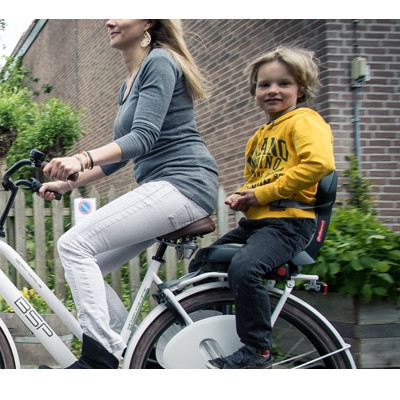 Siège enfant installé sur un porte-bagages vélo