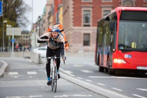 Un coursier à vélo en pleine livraison dont le syndicat des coursiers à vélo pourra désormais assurer la défense 