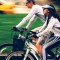 Deux cyclistes en train de pratiquer le vélo et faire du sport