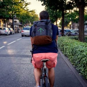 Le sac à dos lumineux pour cycliste MoonRide avec clignotants dans sa version 20L 