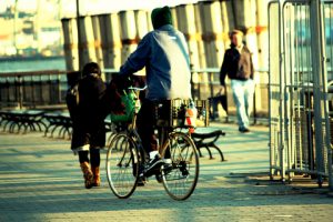 Les véloroutes et voies vertes pour moins faire usage de la voiture et pédaler comme ce cycliste en ville