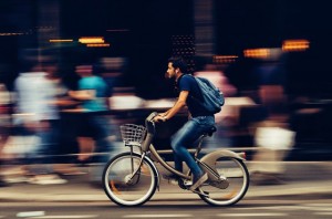 cycliste urbain allant au travail à vélo